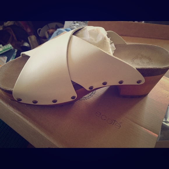Urban outfitters (ecoté) slip on sandals.