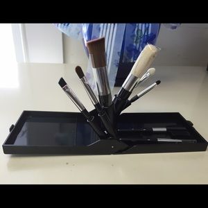 ME Makeover Essentials- 8 Piece Brush Compact