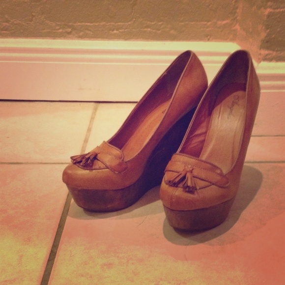 Brown wooden platform loafers with fringe detail