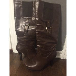Heeled brown boots