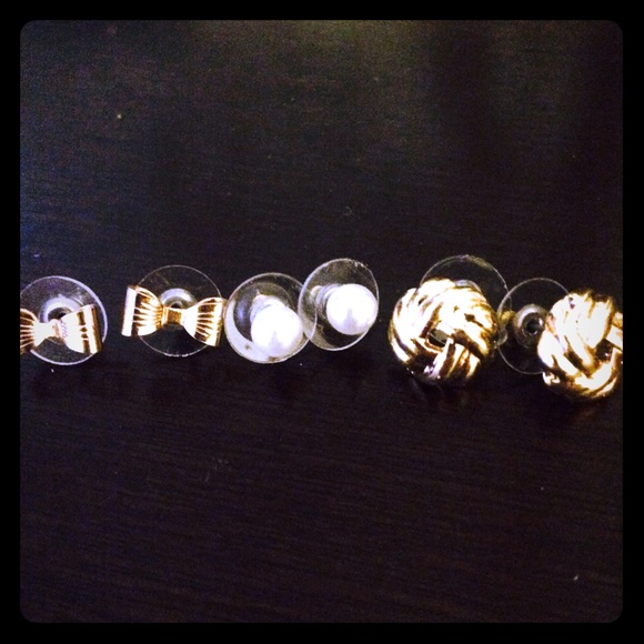 ⛔️SOLD⛔️pairs of stud earrings