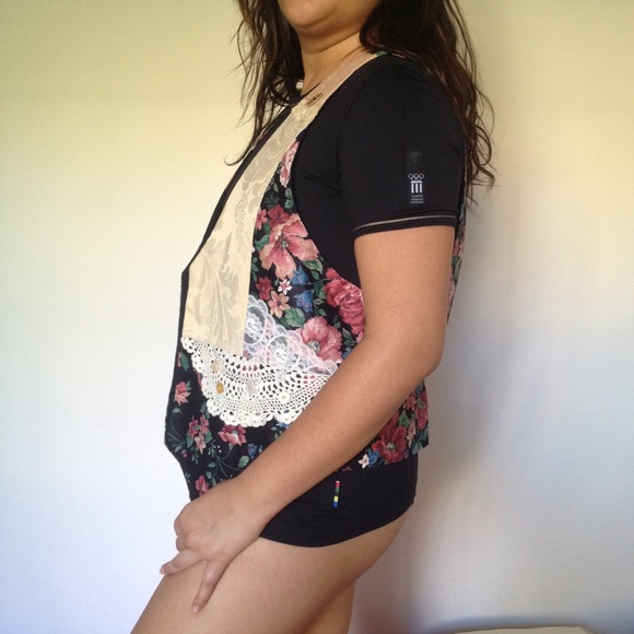 💥ON SALE💥Handmade Floral/Lace Vintage Vest - Picture 3 of 3