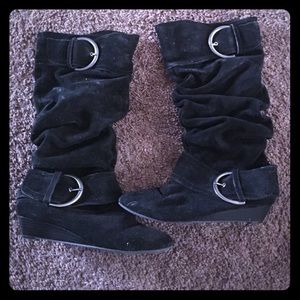 Slouch suede boots with kitten heel