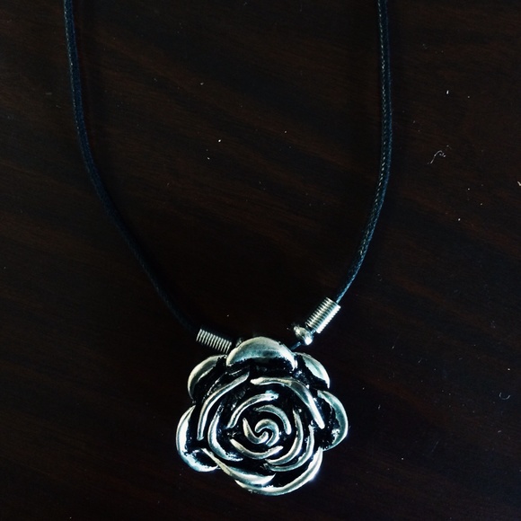 NWOT Black Rose Necklace