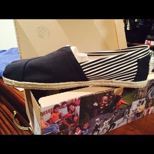 TOMS brand new in box size 10 classic shoes