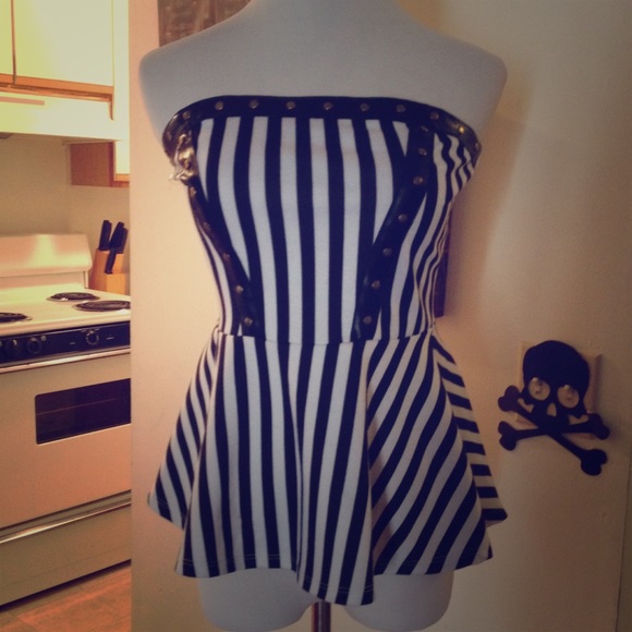 Striped strapless leathered out shirt 👊