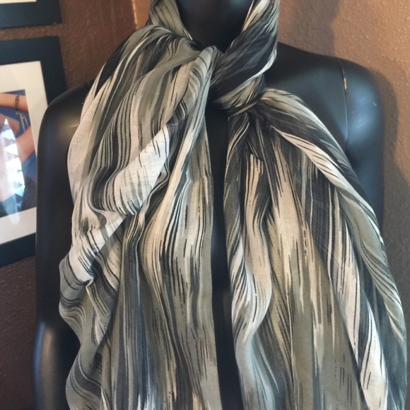 Gray and black scarf