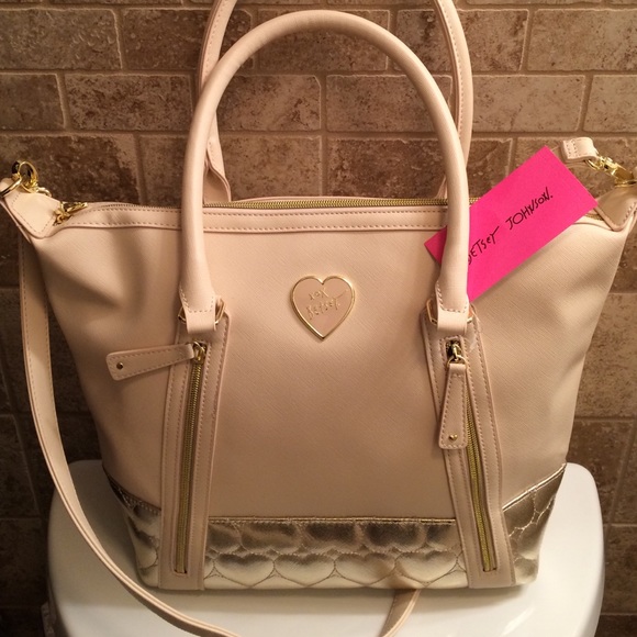 Betsey Johnson Handbags - 💥️NWT Betsey Johnson zip top tote💥