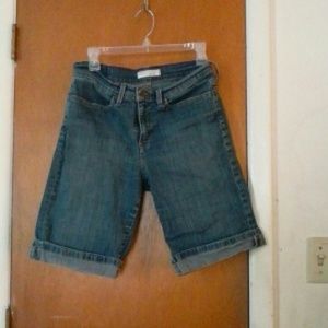 Perfectly slimming Levi shorts