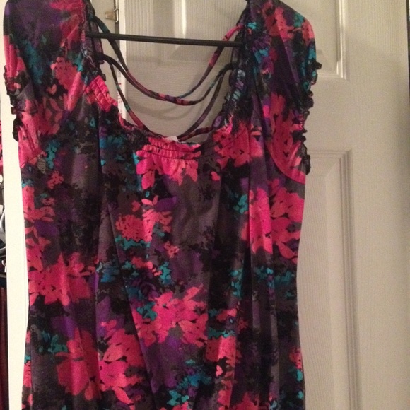 Adorable flower top with opening in back