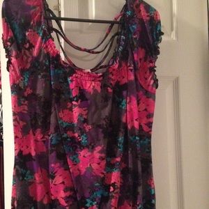 Adorable flower top with opening in back