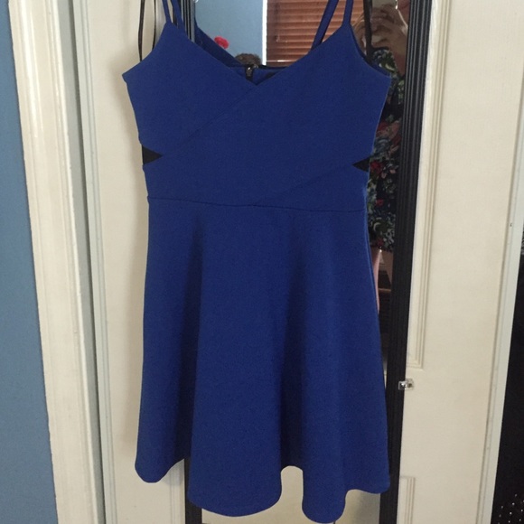 Dress - Picture 2 of 4