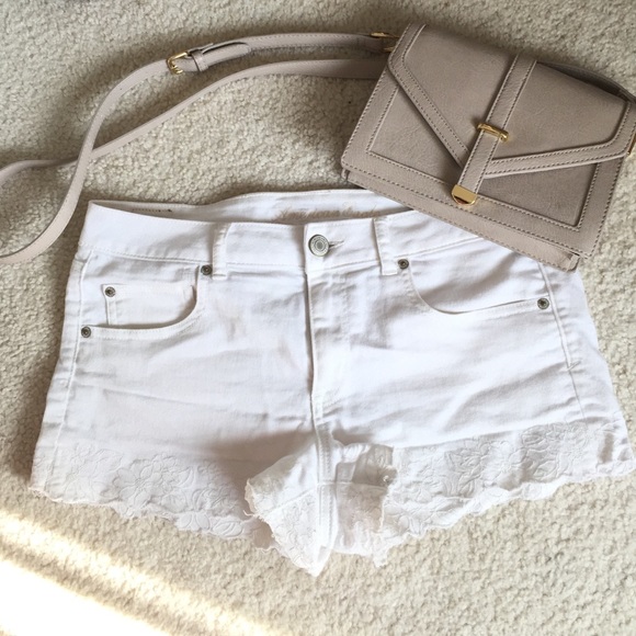 🌸American Eagle White Flower Denim Shorts