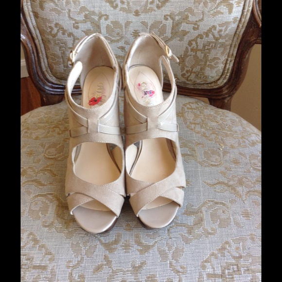 ✨✨🆕Add! Guess Suede Sandal✨✨ - Picture 1 of 2