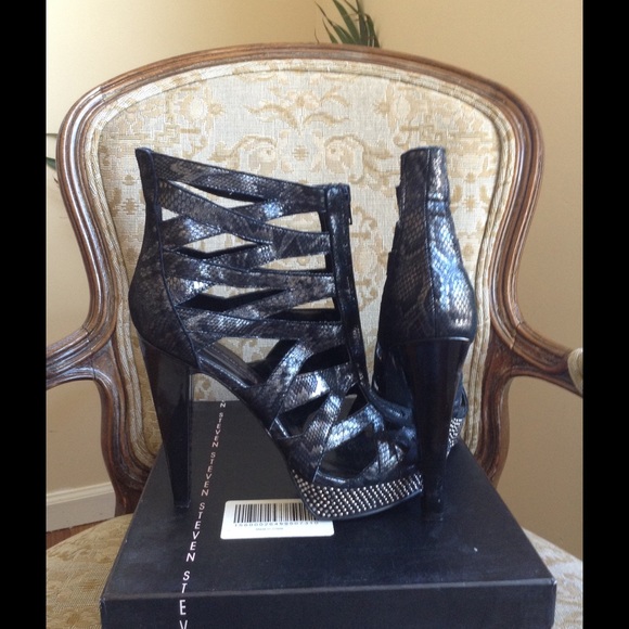 ✨✨🆕Add! Black Steven Heels✨✨