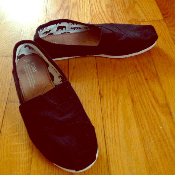 Pair of Toms size 8.5 women's or 7 in men's