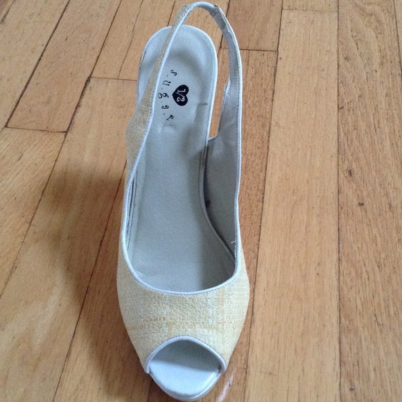 FABULOUS YELLOW PUMPS!! - Picture 2 of 3