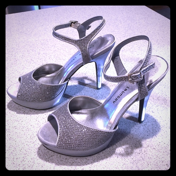 Chinese Laundry peep toe heals