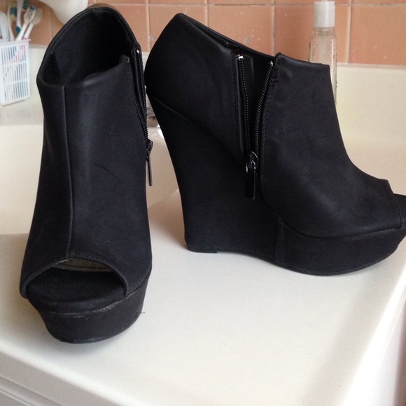Open toe black wedges