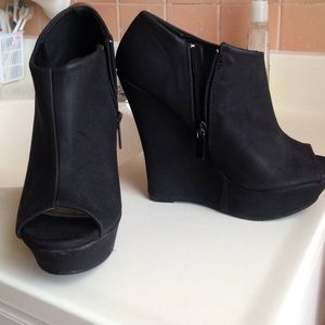 Open toe black wedges