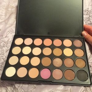 Eyeshadow palette neutrals