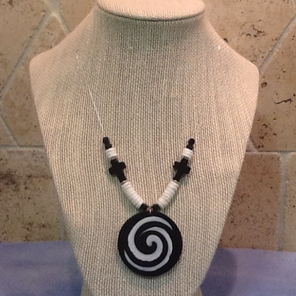 Beautiful black an white 18" necklace