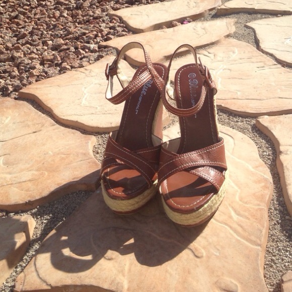 Cute brown wedges! - Picture 2 of 2