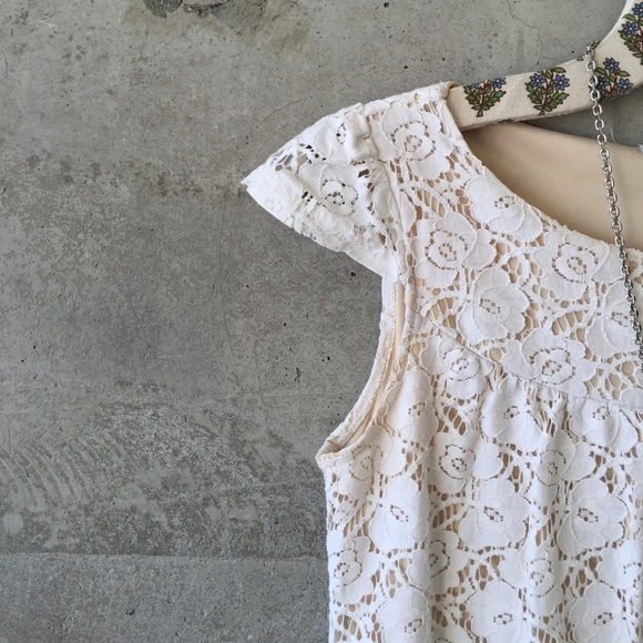 velvet torch | lace dress - Picture 2 of 4