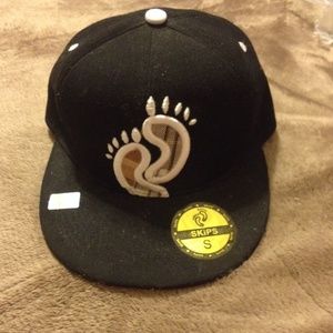 Black skips flat bill hat