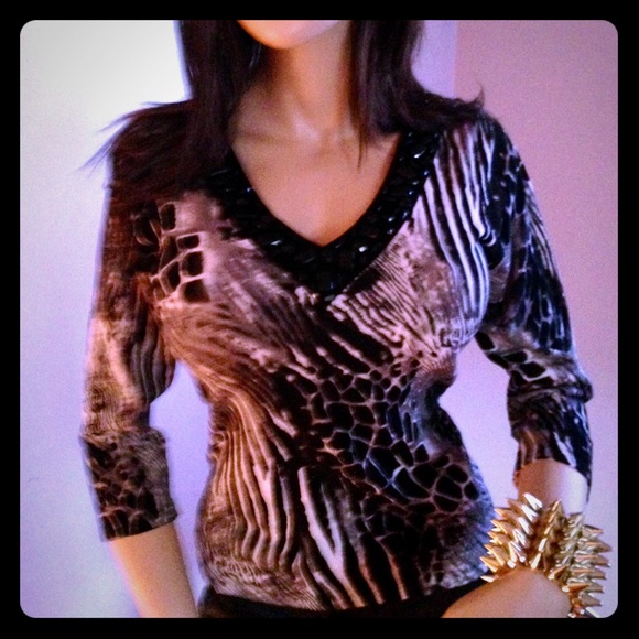 V neck black jeweled animal print Black&white top