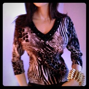 V neck black jeweled animal print Black&white top