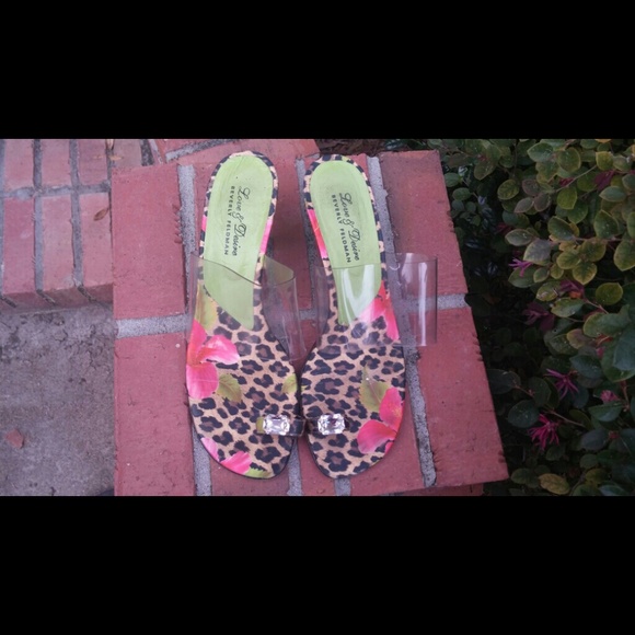 Beverly Feldman sandal