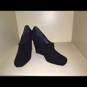 Stuart Weitzmen Stylish Shoe-tie