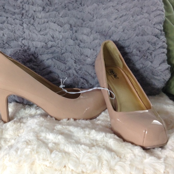 Nude Heels 👠