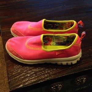 Girls Sketchers go walk shoes