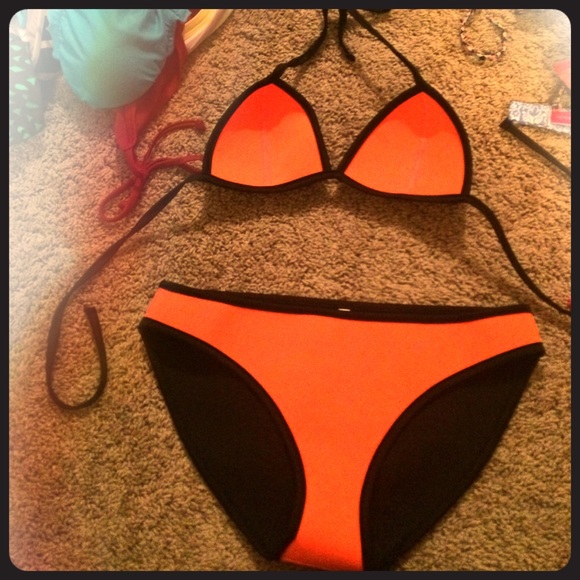 Exact triangl dupe. Never worn