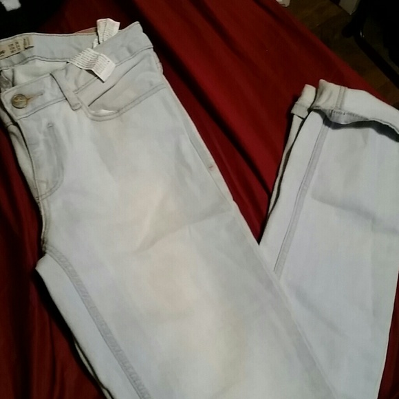 Zara Denim - 🎉🎉Sale!! Zara Light wash denim jeans!