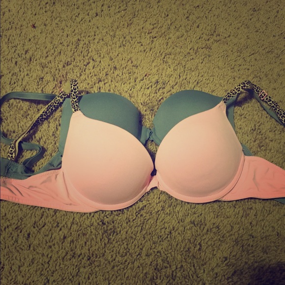 💕sale💕Two VS bras size 32 C