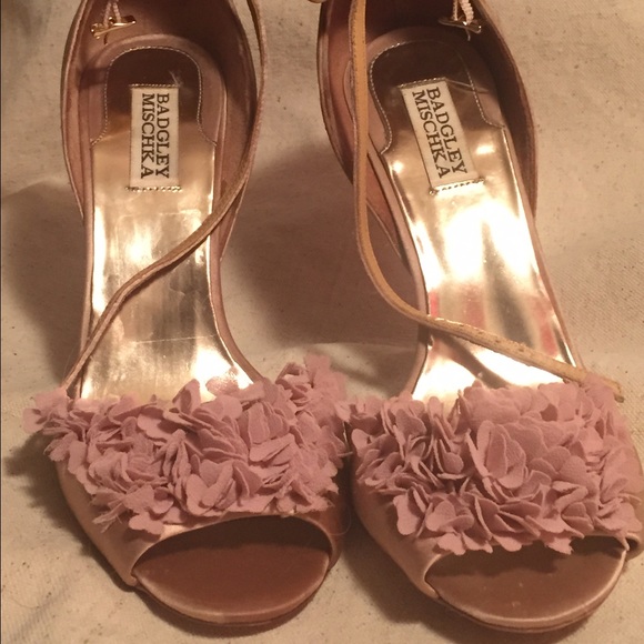Badgley Mischka Satin Floral toe pumps