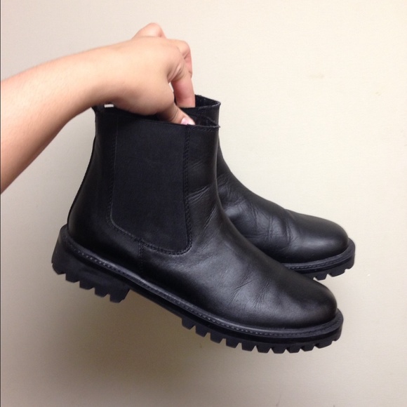 Urban Outfitters Treaded Chelsea Boot - Picture 1 of 4