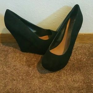 Black wedges