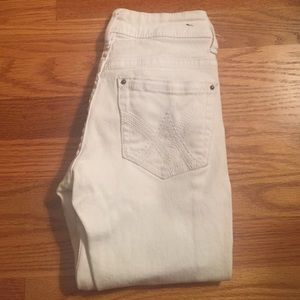 ☀️ White Capris ☀️