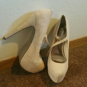 Nude pumps