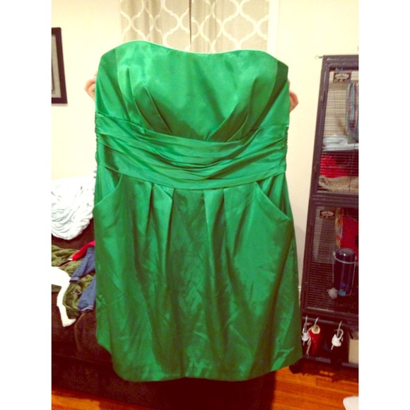 Green strapless dress with pockets