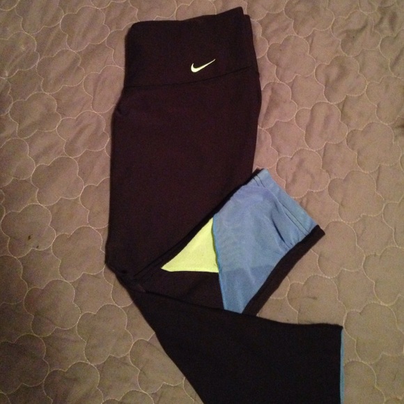 Nike DRI-FiT cropped leggings. Size Small