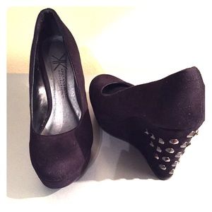 Kardashian Kollection black wedges!