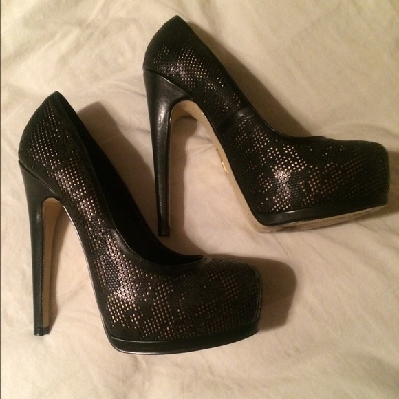 Black leather laced pumps