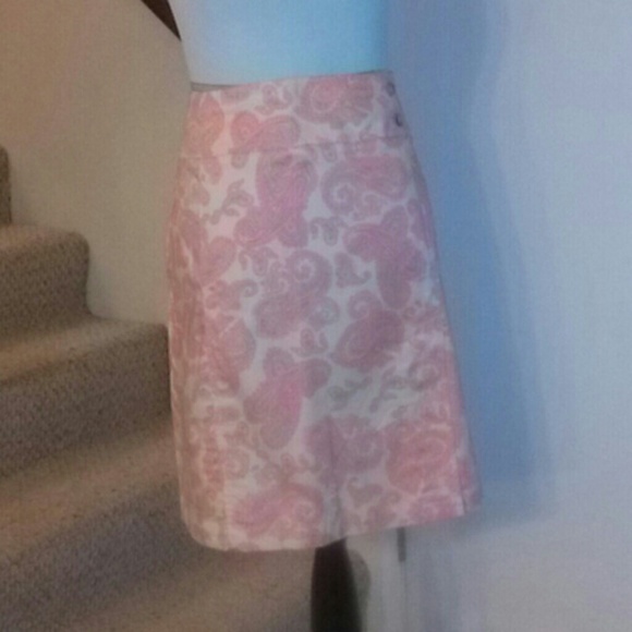 Short skirt. Zips up the side with 2 side pockets. - Picture 1 of 1