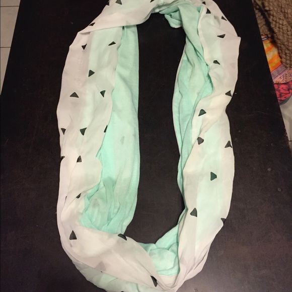 ❗️NEVER WORN❗️mint and white scarf from target!💎