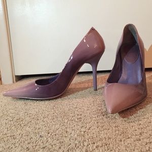 Light purple gradient pointy-toe pumps.